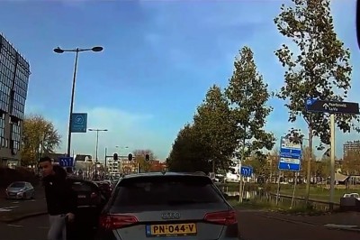 Furiat z Audi i jego żenująca akcja na środku drogi