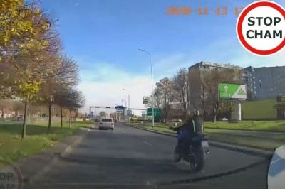 Motocyklista kontra auto. Nagranie z wypadku we Wrocławiu 