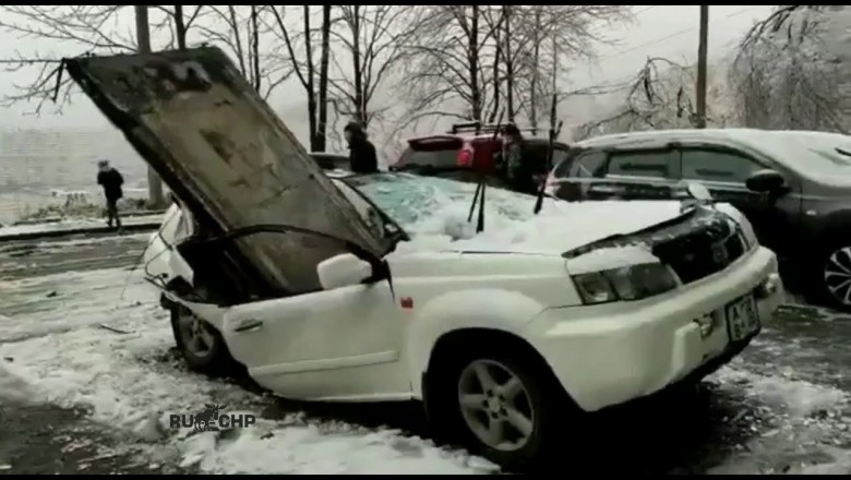 Odśnieżał auto, kiedy z góry spadła wielka metalowa płyta