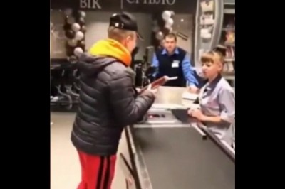 Dwóch typów zagięło kasjerkę i ochroniarza. System rozwalony