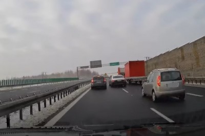 Król drogi w Maybachu pokazuje leszczom jak się jeździ 