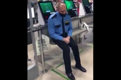 Ochroniarz w sklepie śpi w czasie pracy. Trafił na niego żartowniś 