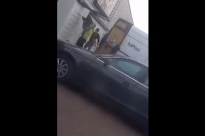 Wkurzony kurier vs za duża paczka. Nerwy mu w końcu puściły