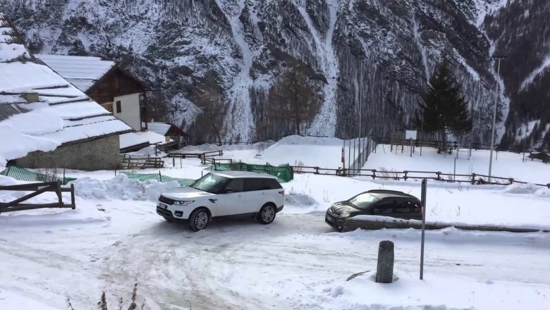 Range Rover kontra Fiat Panda na ośnieżonej drodze 