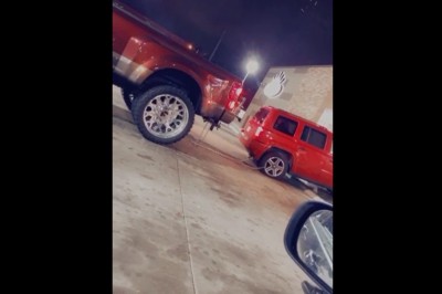 Zaczepili linę o koła i chcieli holować. Mistrzowska akcja na parkingu 