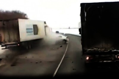 Kierowca TIRa wyprzedza na zakręcie i doprowadza do czołowego zderzenia