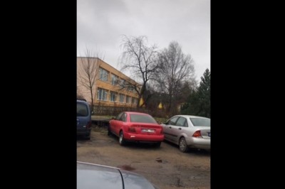 Kiedy chcesz się popisać prze kolegami i wrzucasz petardę do Audi