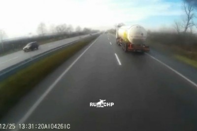 Pęknięta opona w TIRze na autostradzie doprowadza do wypadku 