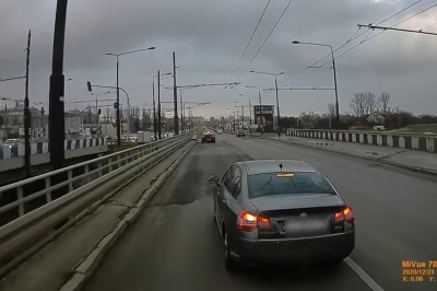 Szybka lekcja dla gościa za hamowanie przed trolejbusem 