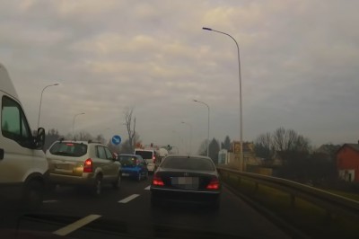 Chamskie zachowanie pasażerów Mercedesa. Pokazali „kulturę”