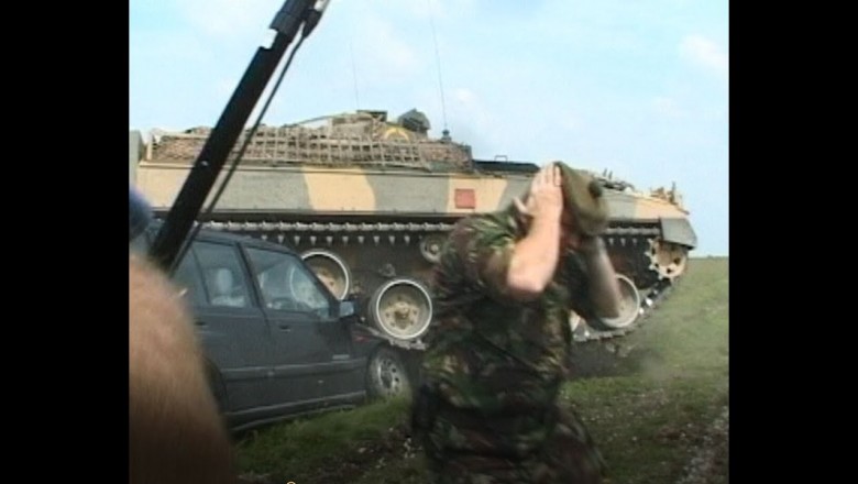 Podczas manewrów pojazdem piechoty skasował auto kamerzysty