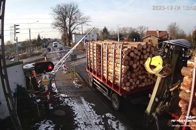 Tak mu się spieszyło, że wjechał ciężarówką na zamykany przejazd 