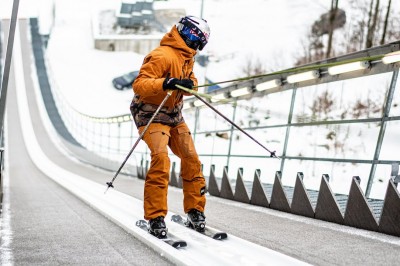 Niesamowity skok tyłem ze skoczni w wykonaniu Fabiana Böscha