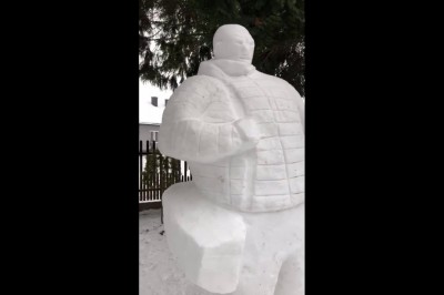 Jakiś śmieszek zrobił bałwana przypominającego Najmana