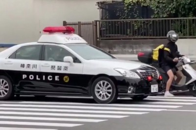 Typ na skuterze kontra policjanci w radiowozie. Pięknie się z nimi zabawił