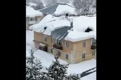 Dawaj Antek odśnieżymy dach. Dwóch specjalistów w akcji