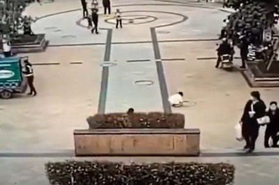 Młody wrzuca petardę do studzienki. Nie spodziewał się takiego efektu 