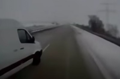 Bus wpada na TIRa na oblodzonej drodze. Nagranie z wideorejestratora