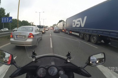 Woleli stać niż pomóc rozładować korek. Motocyklista wziął sprawy w swoje ręce