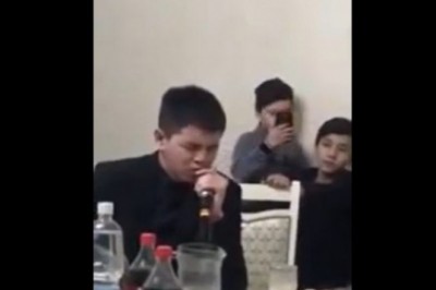 Chłopak łapie mikrofon na imprezie i odstawia taki popis, że szczeny opadają