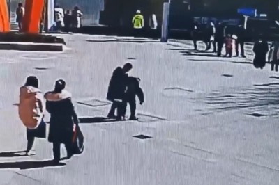 Dwóch chłopaków postanawia wrzucić petardę do studzienki kanalizacyjnej