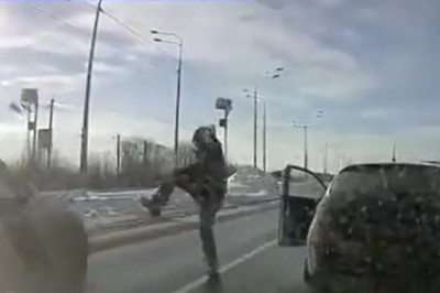 Wkurzony kierowca zauważył pirata na pasach i postanowił zareagować