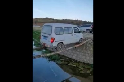 Kiedy robisz zakład o to, że przejedziesz tyłem na drugą stronę