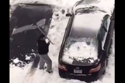 Mistrz osiedla w odśnieżaniu samochodu. Jego ciężko będzie przebić