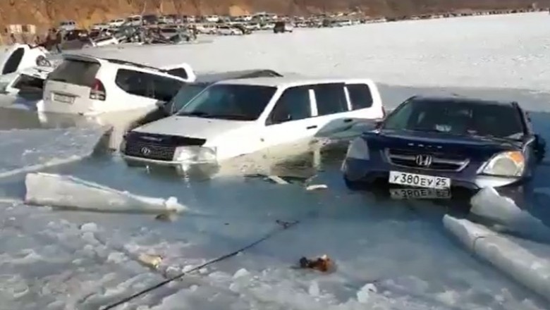 Wędkarze zaparkowali auta na lodzie. Musieli być nieźle zdziwieni