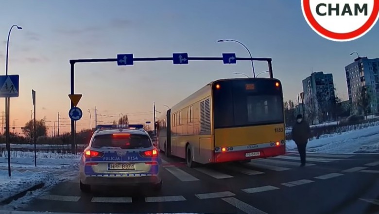 Policjanci potrącili pieszego na przejściu. Dostali pouczenie 