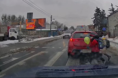 O mało nie potrącił dzieci na przejściu dla pieszych