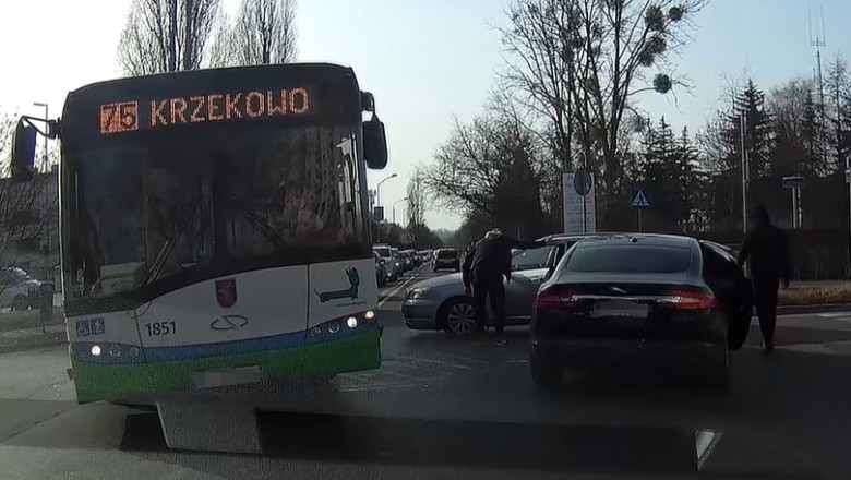 We trzech wyskoczyli do kierowcy na rondzie i okopali mu auto - Szczecin