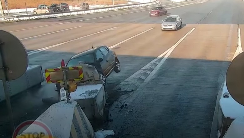 Auto wbiło się w zapory. Tak się kończy wyprzedzanie na bramkach A1