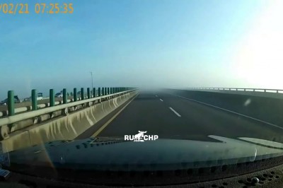 Kierowca bez wyobraźni? Wjechał we mgłę pogwizdując radośnie 