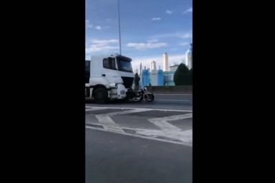 Kierowca TIRa kontra motocyklista. Wisiał na drzwiach przez 32 kilometry