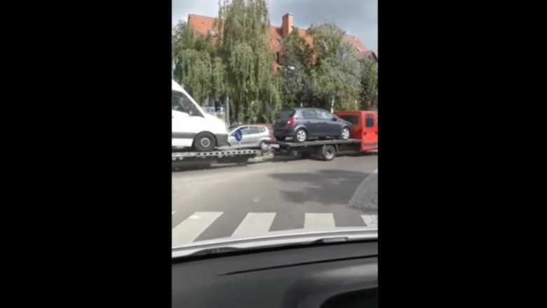 Mocne przegięcie w transporcie samochodów na lawecie 