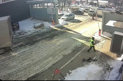 Pracownik uratował stróża przed zmiażdżeniem przez TIRa