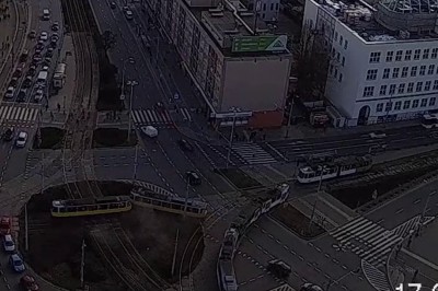Drift tramwaju na rondzie w centrum Szczecina