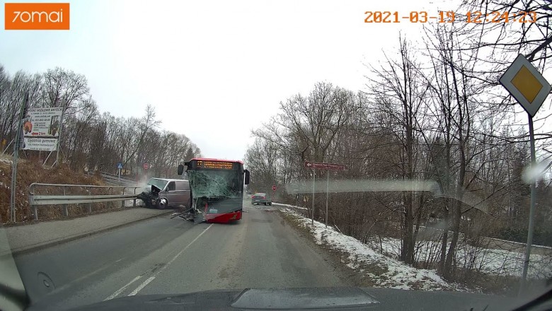 Wjechał busem wprost pod nadjeżdżający autobus. Nagranie z wideorejestratora 