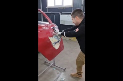 Blacharz przeszedł samego siebie. Jeansy zamiast szpachli