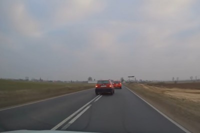 Próba wyprzedzania starym Golfem zakończona dachowaniem 