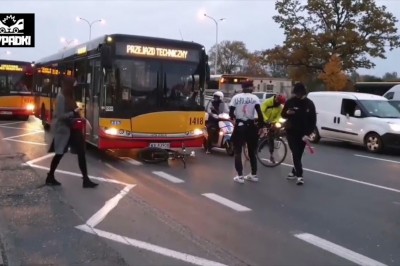 Rowerzysta blokujący ruch kontra kierowca autobusu. To się zdziwił 