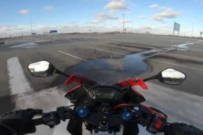 Motocyklista na piętrowym parkingu i jego popisowy numer, który mu nie wyszedł