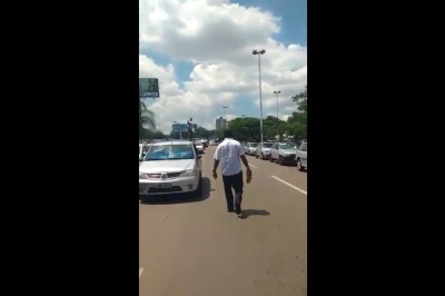 Zablokowali mu auto, więc sam sobie poradził z wyjazdem