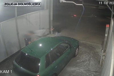 Próbował wsiąść do auta gdy właścicielka je myła. Pogoniła go wodą 