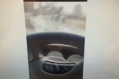 Streamował swoje popisy autem. Skończył wjeżdżając w przystanek 