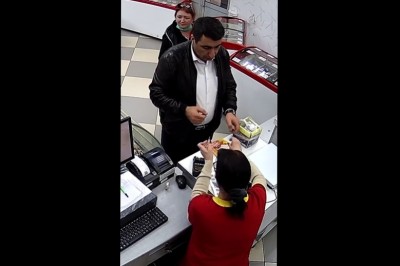 Pan szybkie ręce pokazuje sztuczkę ekspedientce 