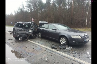 O mało nie wepchnął osobówki pod jadącego TIRa. Nagranie z wideorejestratora