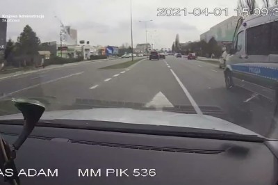 Chodnikiem i pod prąd przez miasto. Ucieczka jak w GTA