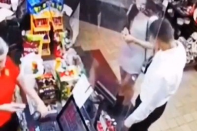 Gość z mega refleksem unika nokautu w sklepie spożywczym 